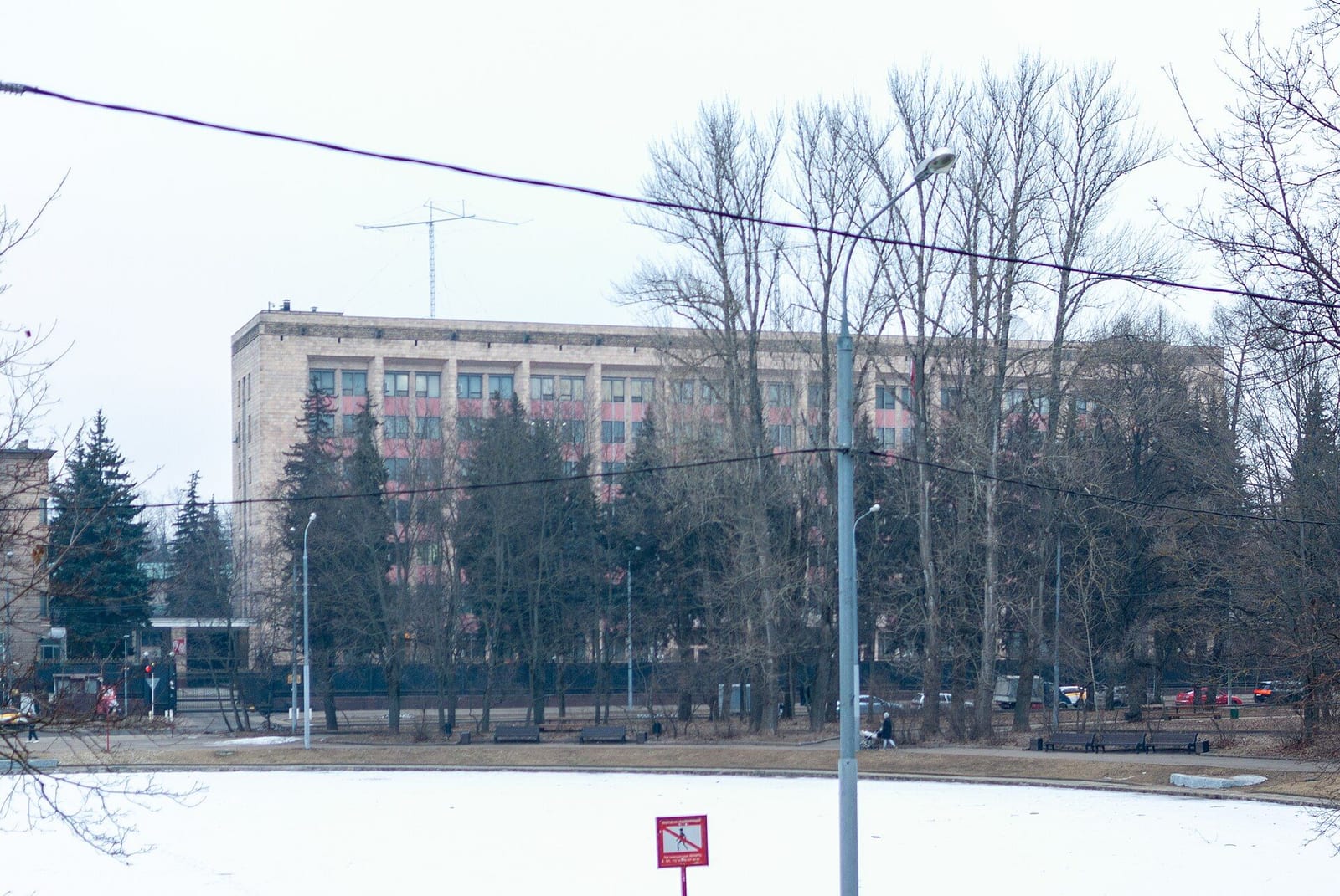 Посольство Китая на улице Дружбы, построенное в 1957–1959 годах по проекту В. С. Андреева. февраль 2025