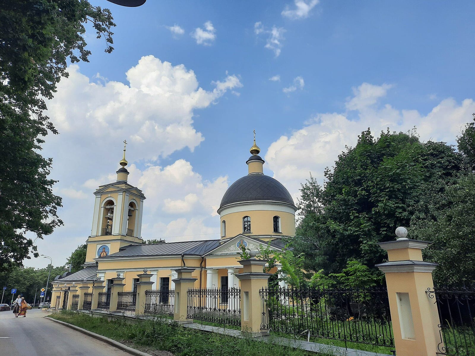 Церковь Троицы на Воробьёвых горах, 1811–1813, на улице Косыгина, 30. Памятник федерального значения. июль 2022