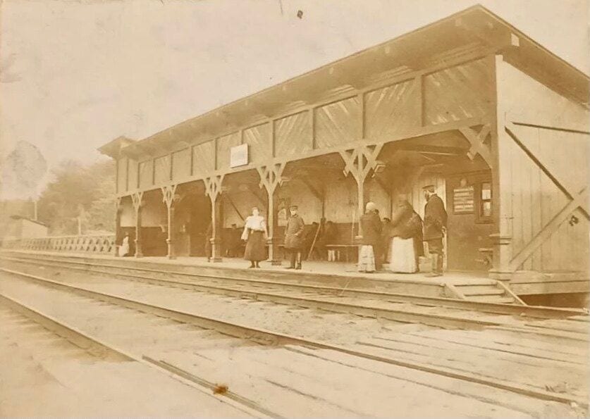 Пассажиры под навесом платформы Чухлинка Нижегородской дороги. 1900–1910