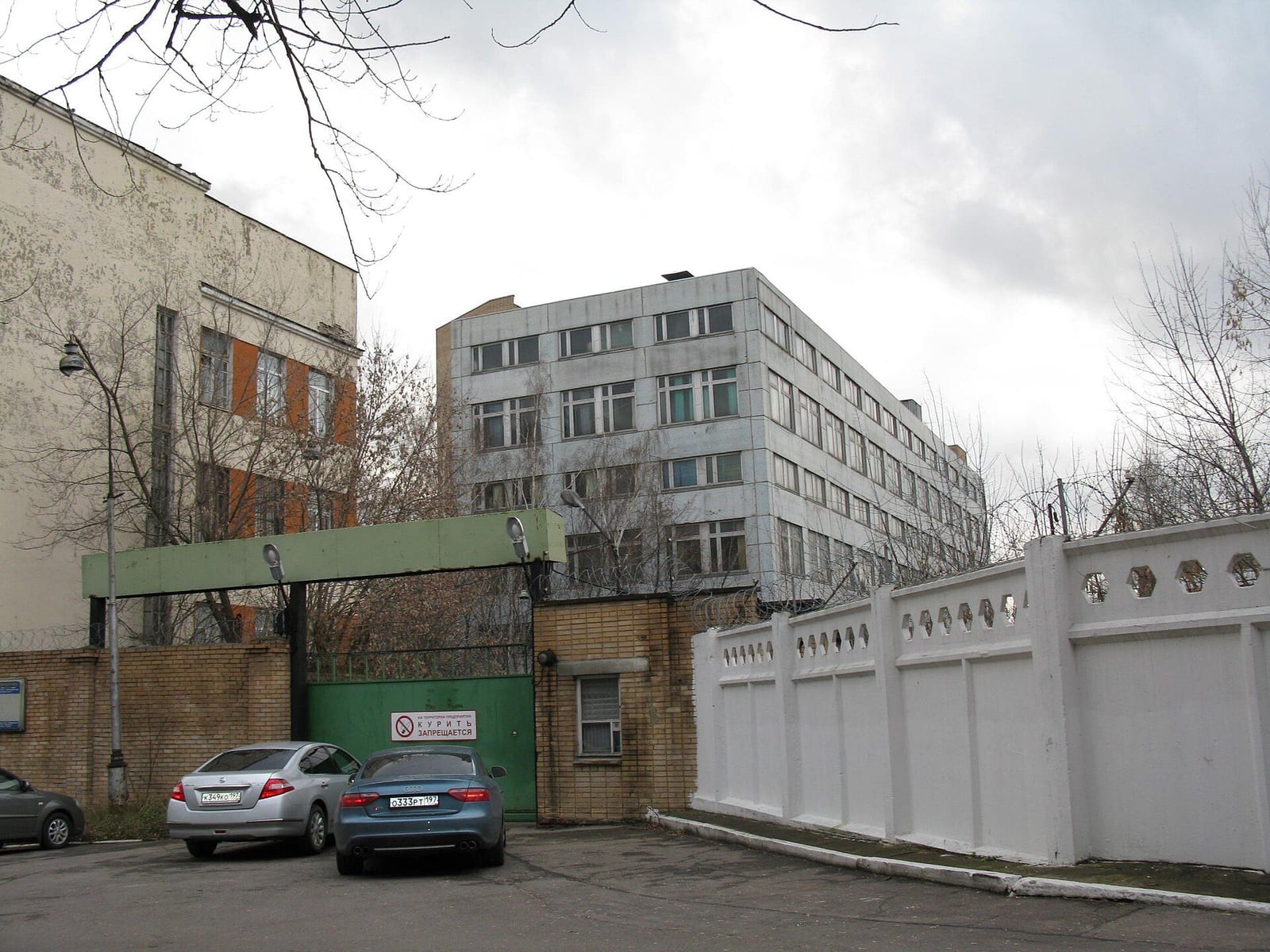 Производственный корпус завода «Молния» и проходная за белой оградой. Сейчас заводскую территорию застраивают жильём. ноябрь 2013