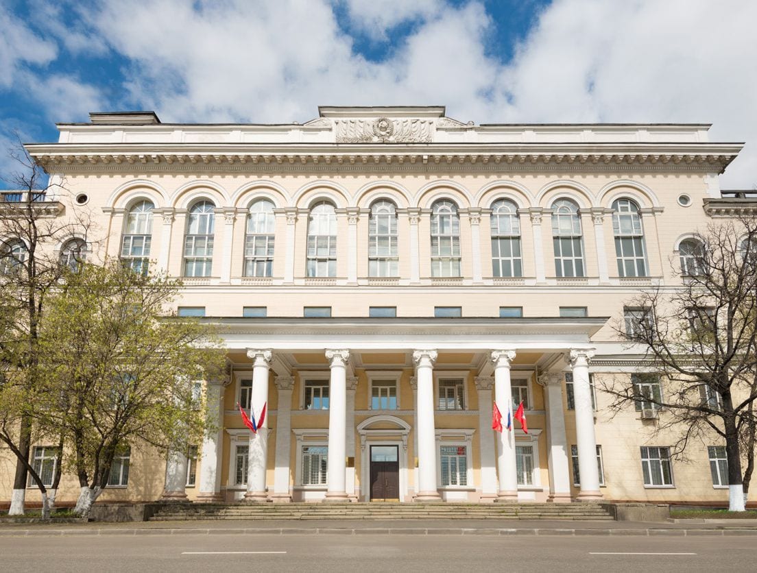 Главный корпус ЦНИИСК имени В. А. Кучеренко с колоннадой. Автор снимка датирует здание 1957 годом. май 2015