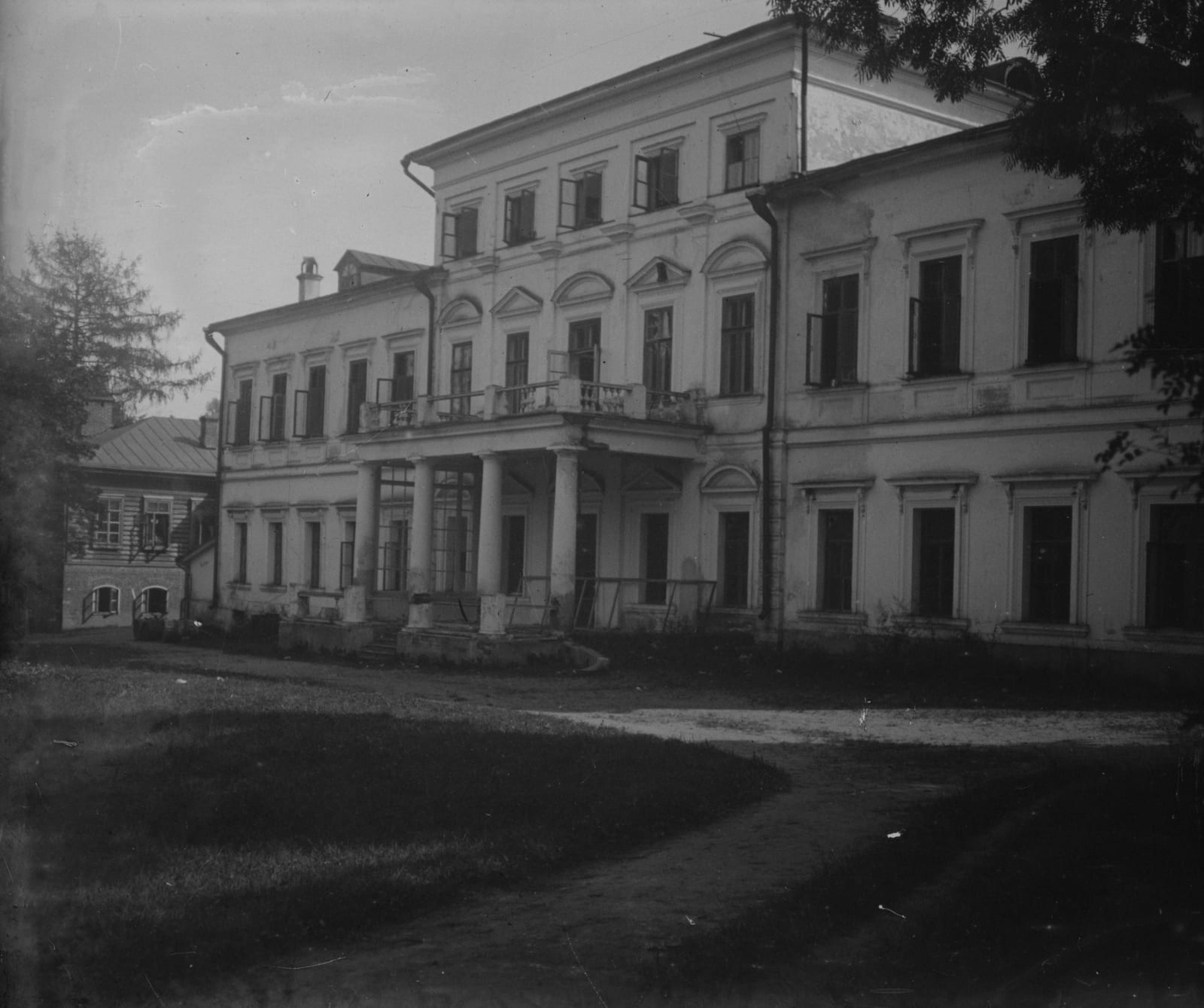 Главный дом усадьбы Знаменское-Садки со стороны подъездной дороги. Фото А. А. Губарева, собрание Исторического музея, 15 августа 1925