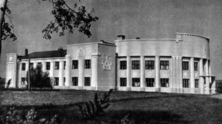 Здание института пчеловодства в посёлке ВИЛАР, ныне Феодосийская улица, 1. Из книги В. Ю. Некрасова «Пчёлы», 1949. не позже 1949