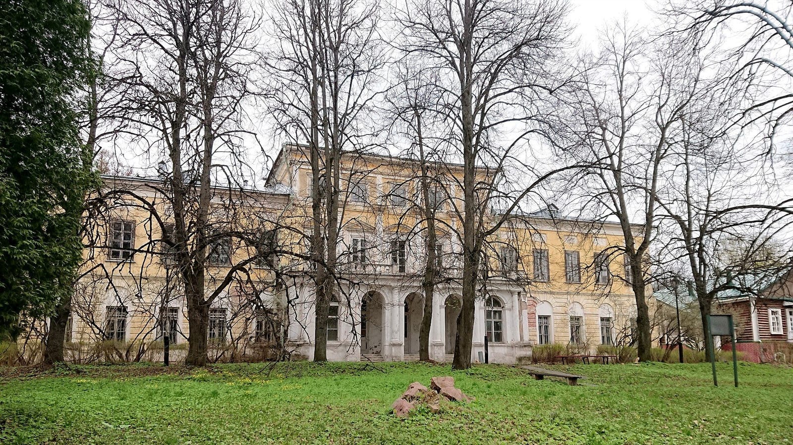 Главный дом усадьбы Знаменское-Садки у 36-го километра МКАД. Памятник федерального значения. май 2021