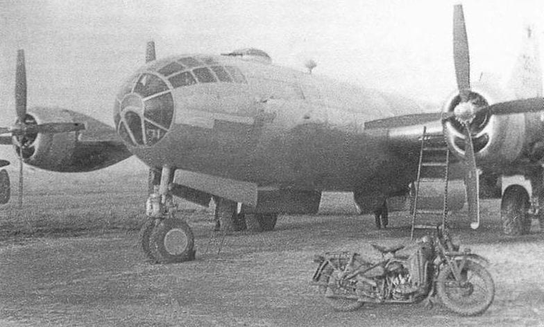 Тот же B-29 на лётном поле в Измайлове, у шасси мотоцикл. Автор неизвестен. 1945–1946