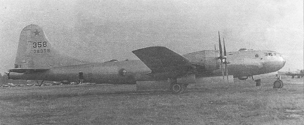 Американский бомбардировщик B-29 с советскими звёздами и номером 358 на Измайловском аэродроме. Автор неизвестен. 1945–1946