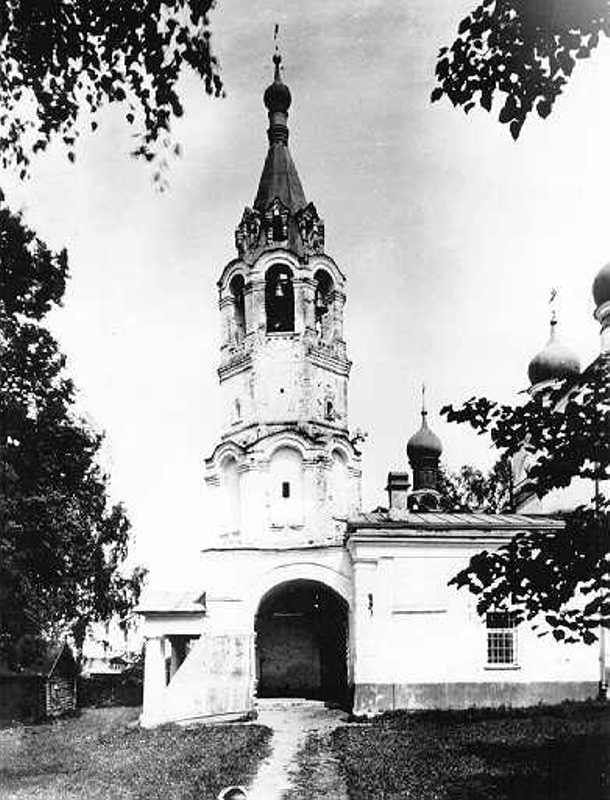 Колокольня церкви Покрова в Братцево. Через неё был вход в храм. 1911