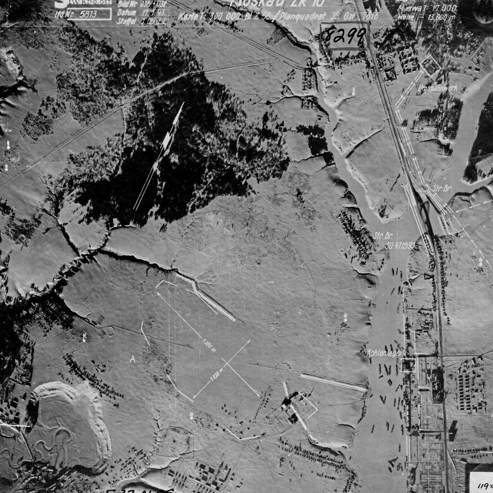 Территория будущего района на немецкой аэрофотосъёмке. Справа водохранилище и Ленинградское шоссе, в центре лётное поле аэродрома, на котором немецкий дешифровщик отметил размеры 1 380 и 1 030 метров, выше тёмный лесной массив, внизу слева Сходненская чаша. 17 января 1943
