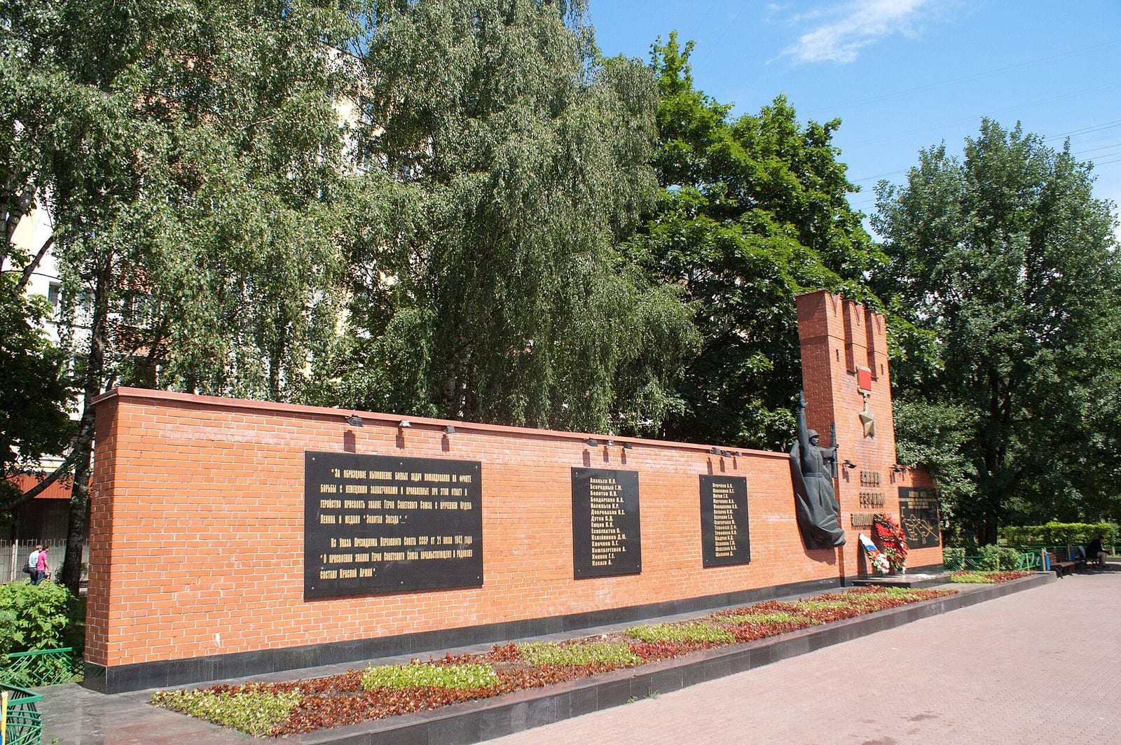 Мемориал героям-панфиловцам из красного кирпича на улице Героев Панфиловцев. июнь 2014
