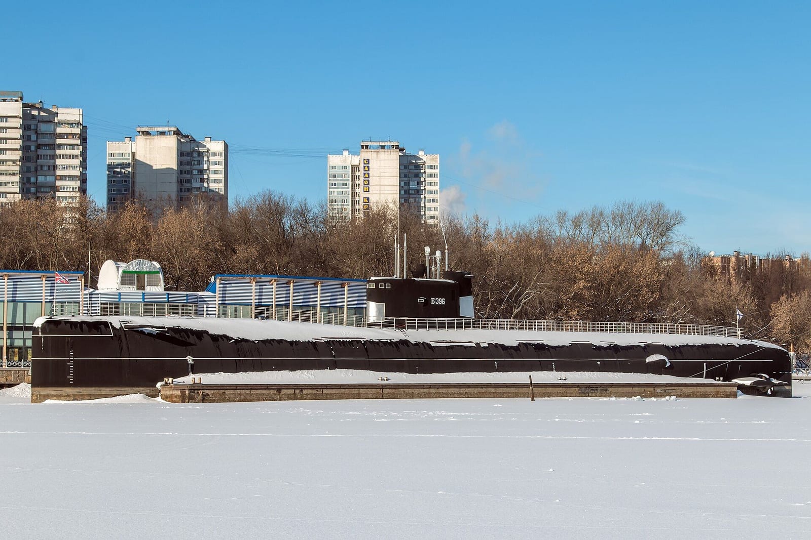 Подводная лодка Б-396 «Новосибирский комсомолец» у берега Химкинского водохранилища, музей истории Военно-морского флота. февраль 2015