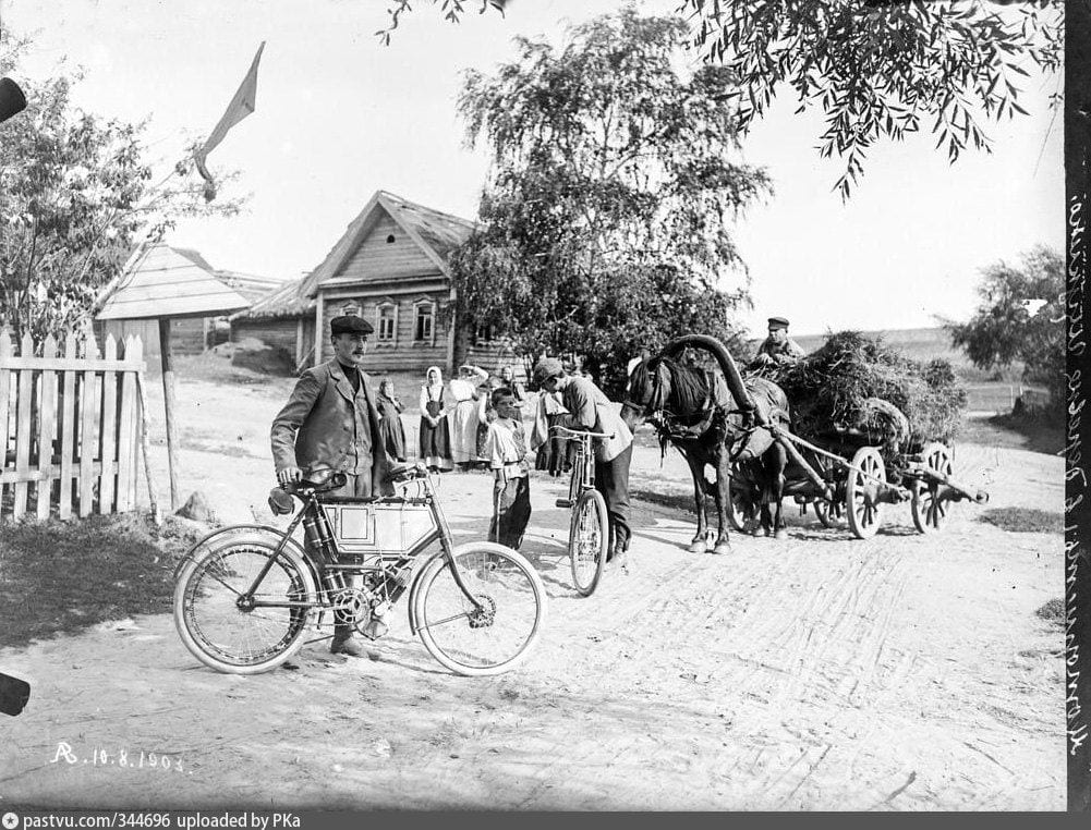 Мотоциклисты в деревне Щукино. Фото А. А. Вепринцева, фотоархив Московского кружка велосипедной езды. 10 августа 1903