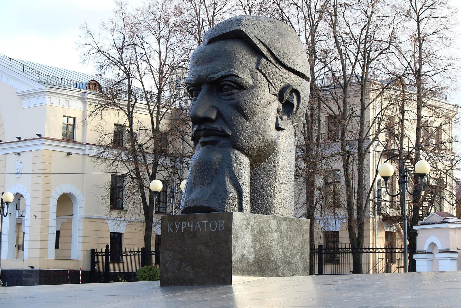 Памятник И. В. Курчатову 1971 года на площади Академика Курчатова, за ним здания института. Памятник регионального значения. октябрь 2017