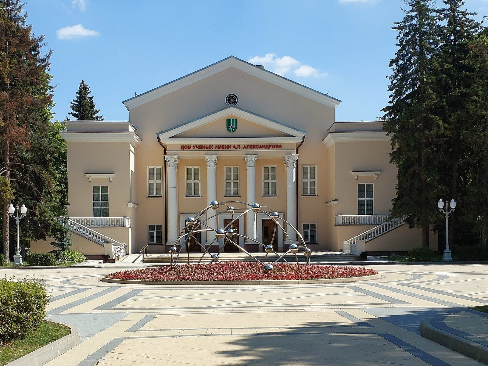 Бывший Курчатовский клуб на улице Рогова, 1, построенный в 1946–1949 годах мастерской Академпроекта под руководством А. В. Щусева. Теперь Дом учёных имени А. П. Александрова. июль 2023