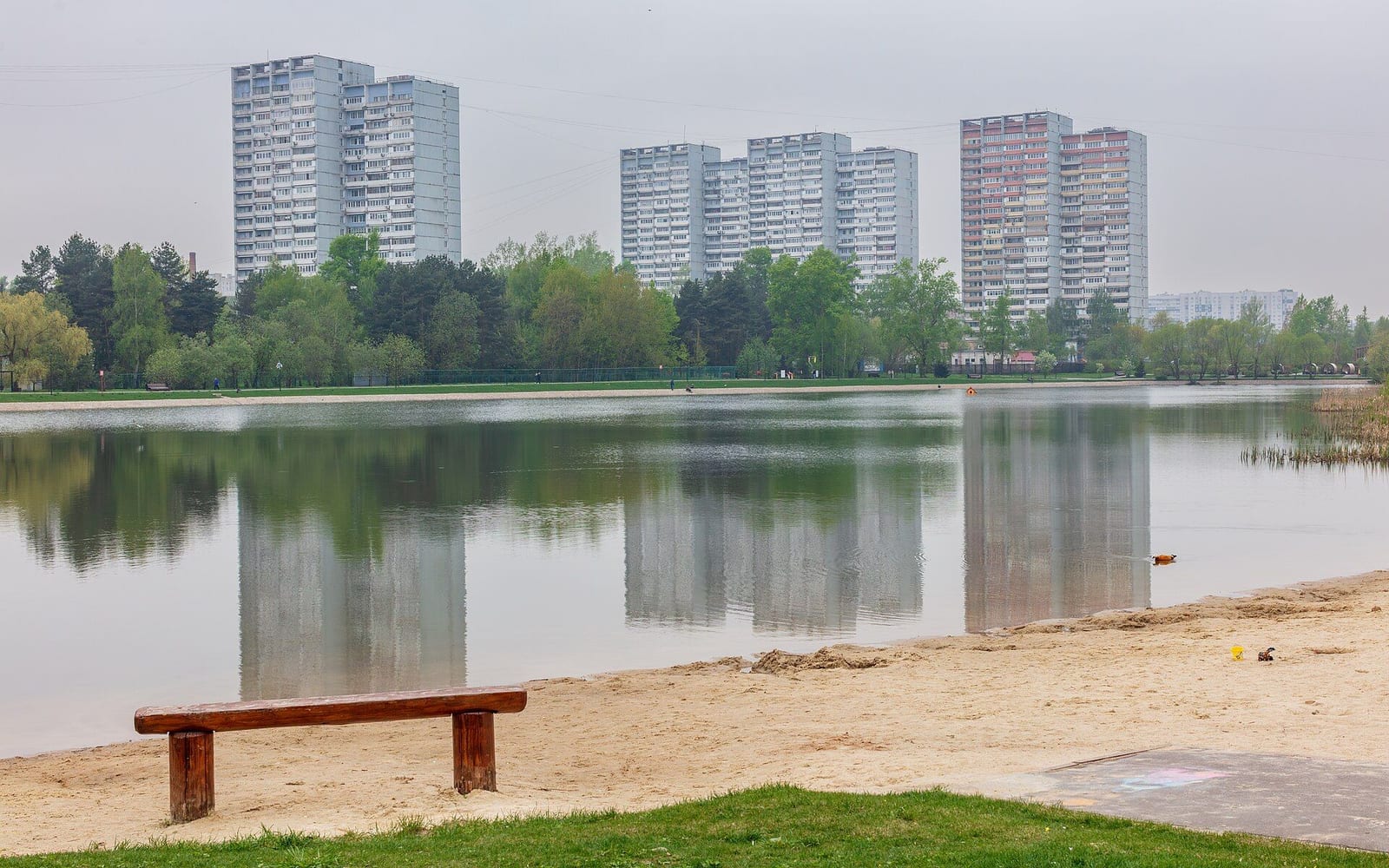 Школьное озеро, бывший пруд Водокачка, и высотные корпуса 10-го микрорайона. май 2026