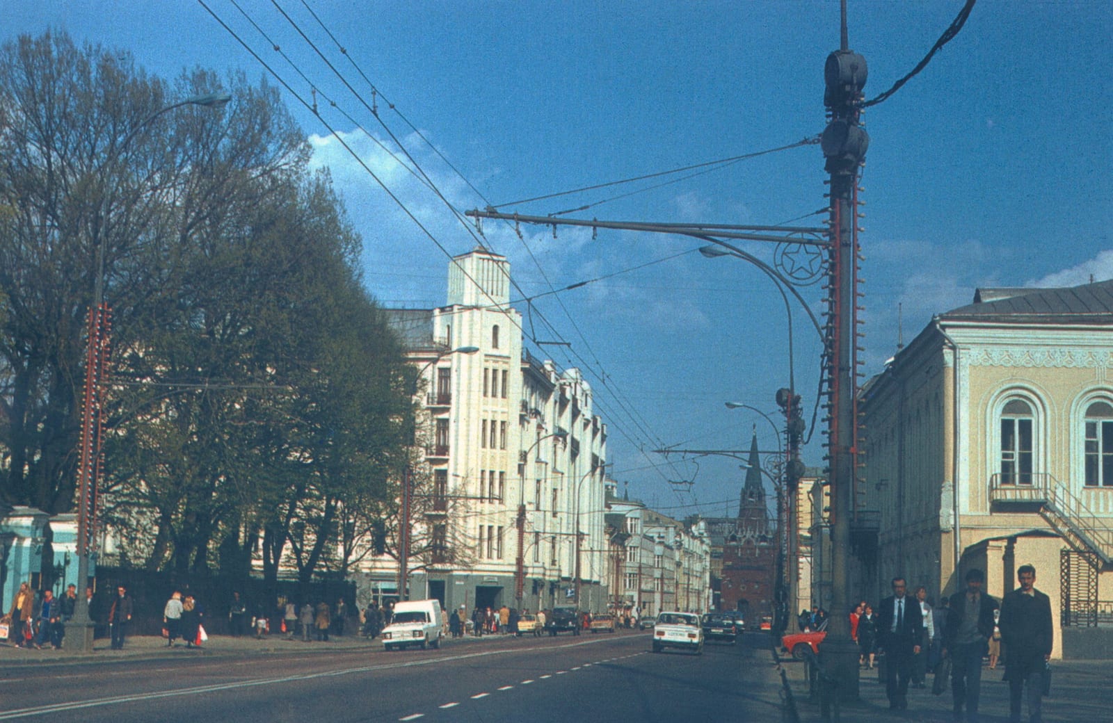 Воздвиженка, в центре здание «Военторга» 1910–1913 годов. 1985