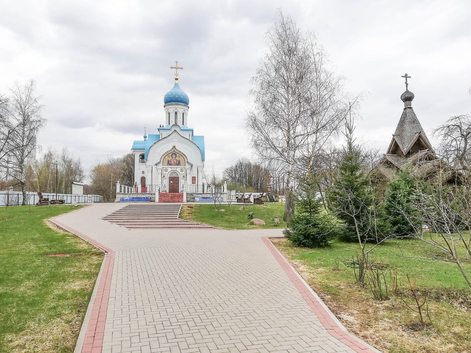 Говорово: кирпичная церковь Рождества Богородицы, построенная в 2008–2014 годах рядом с местом старого храма, и деревянная церковь Александра Невского. апрель 2021