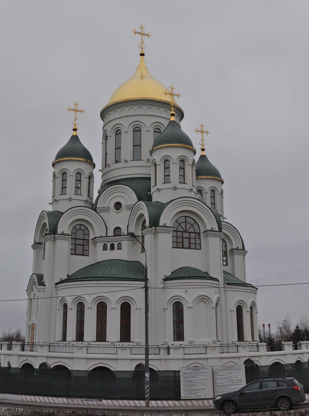 Храм преподобного Сергия Радонежского на улице Богданова, построенный в 2011 году в византийском стиле. декабрь 2011
