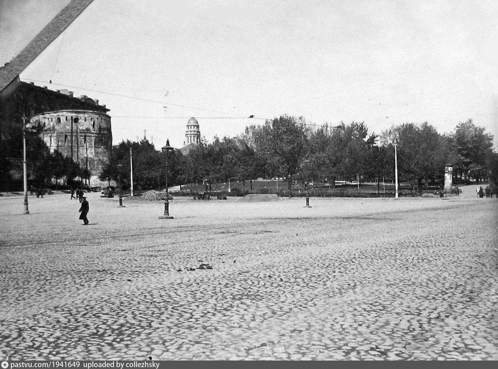 Варварская площадь, вдали сквер у Ильинских ворот. Фото А. А. Губарева, ГИМ. 1912–1914