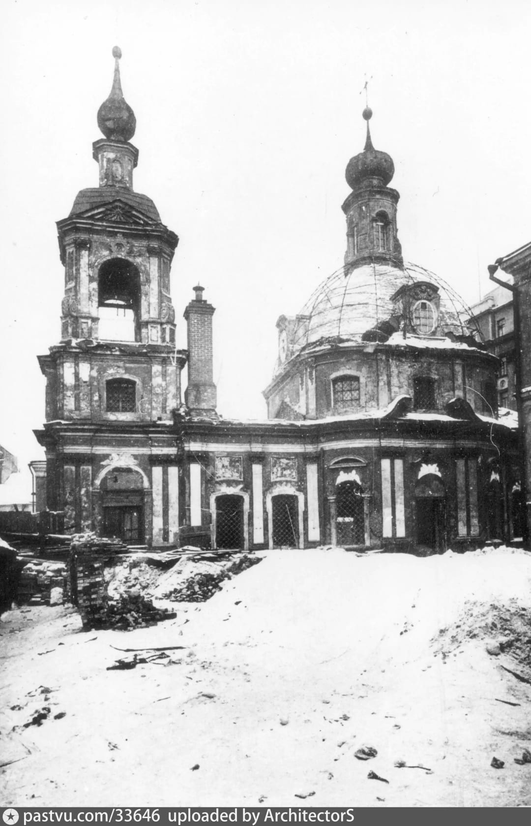 Храм Кира и Иоанна перед сносом, на переднем плане груды строительного мусора. В архиве снимок подписан «Снос храма». Архив ЦИГИ. 1932