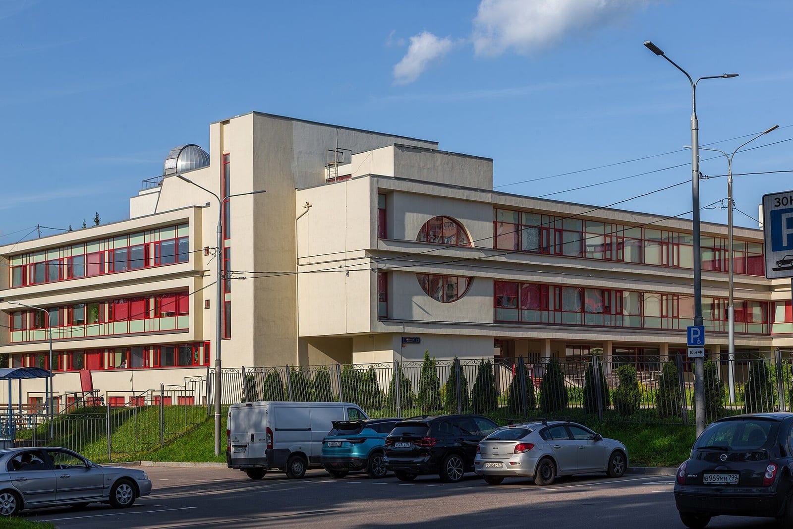 Зеленоградский дворец творчества детей и молодёжи на площади Колумба, открытый в 1989 году. июль 2025