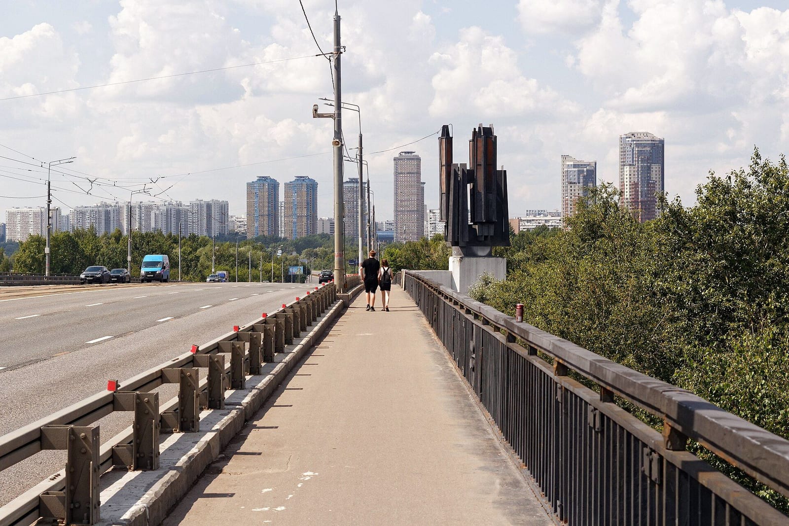 Строгинский мост через Москву-реку, по которому в 1981 году пошли первые трамваи в новый район. июль 2025