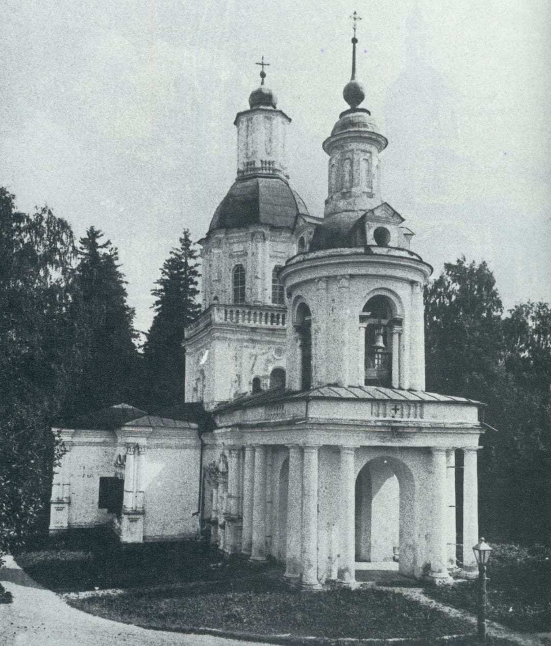 Церковь Живоначальной Троицы в селе Свиблово. Слева придел, справа колокольня, пристроенная к храму с запада. Снимок из альбома-указателя московских церквей «Сорок сороков». 1888