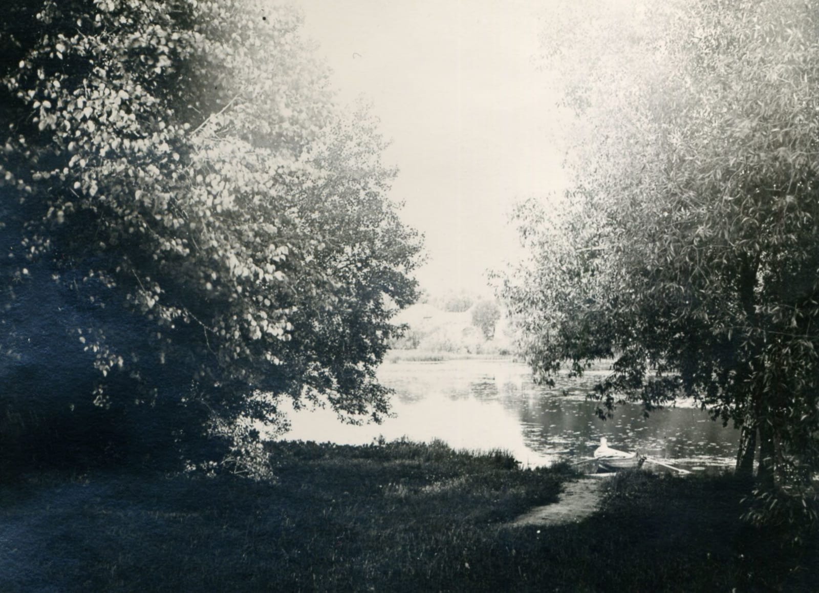 Пруд Садки, вид от барского дома. Фото К. К. Величко. август 1899