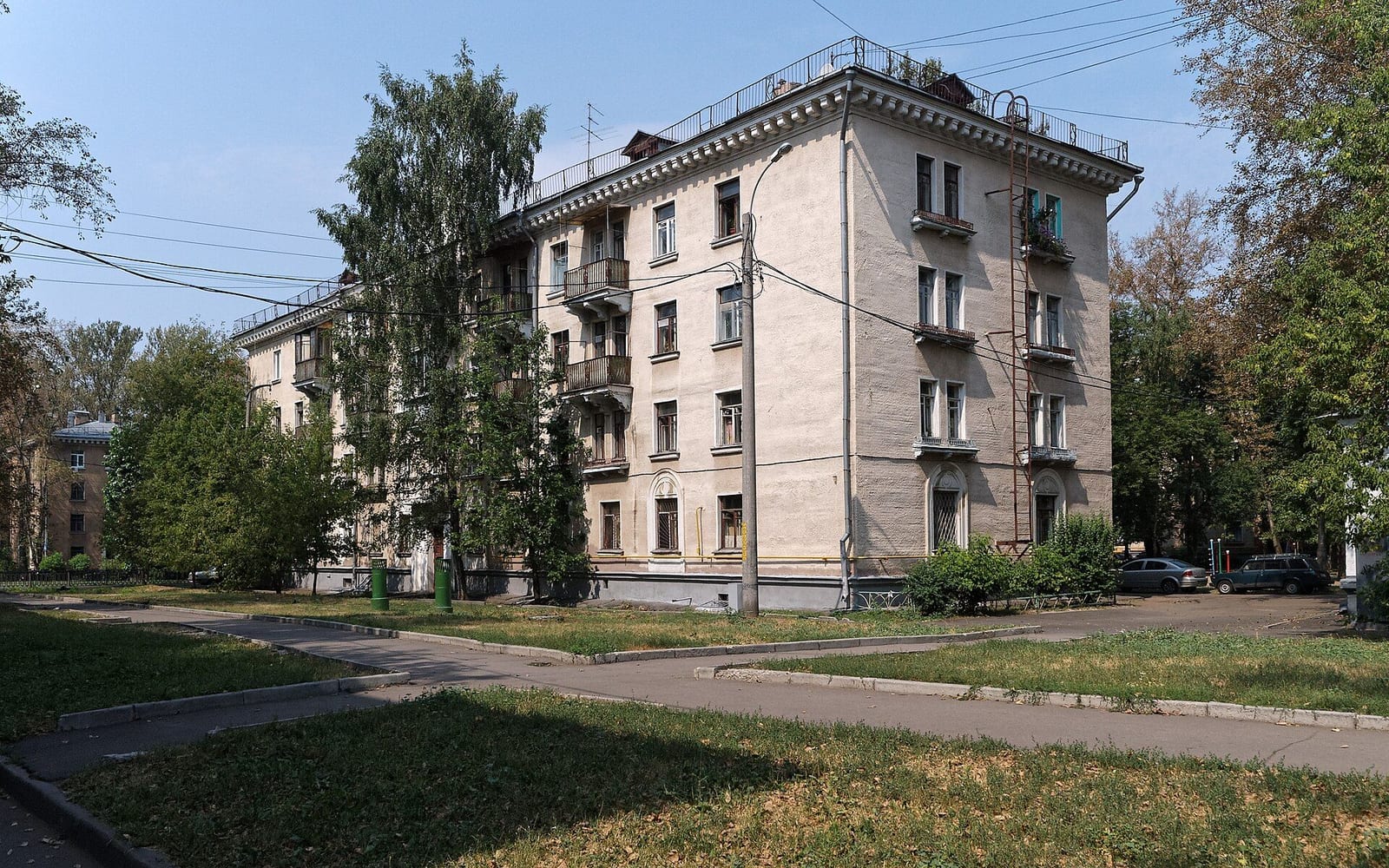 Дом 8, корпус 1 на Саратовской улице в квартале домов Управления строительства Дворца Советов. июль 2010