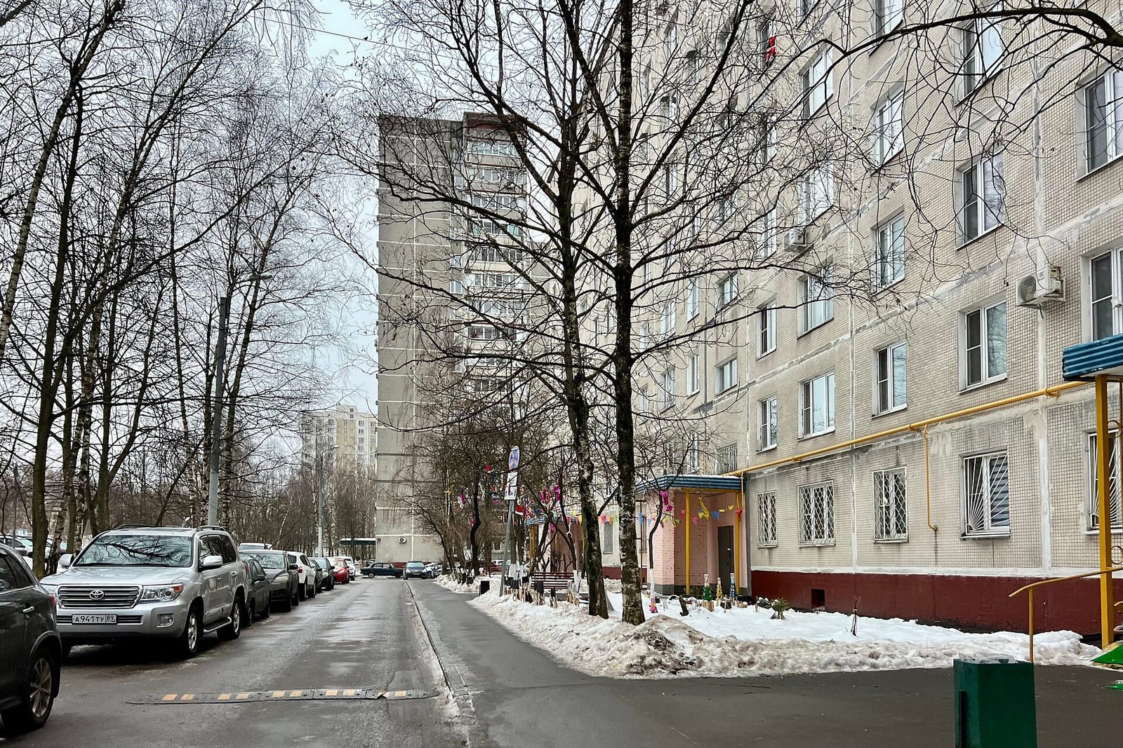 Девятиэтажный дом во дворах улицы Тёплый Стан. декабрь 2024