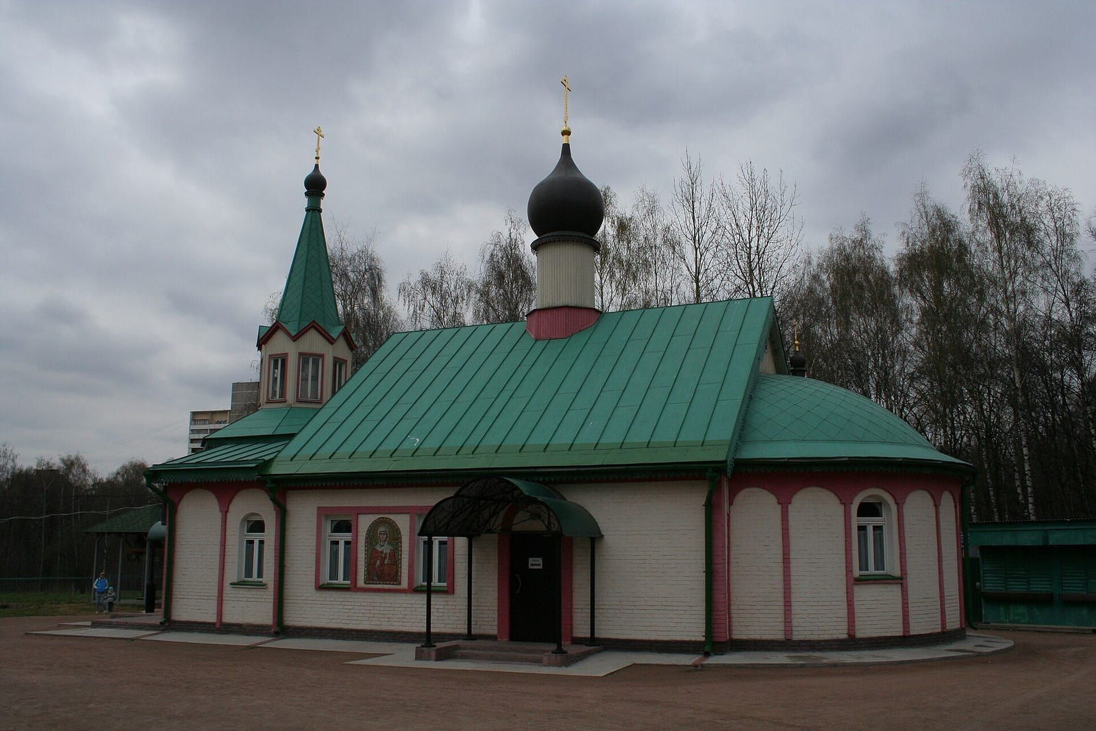 Церковь Анастасии Узорешительницы в Тёплом Стане, одна из новых церквей района. апрель 2010