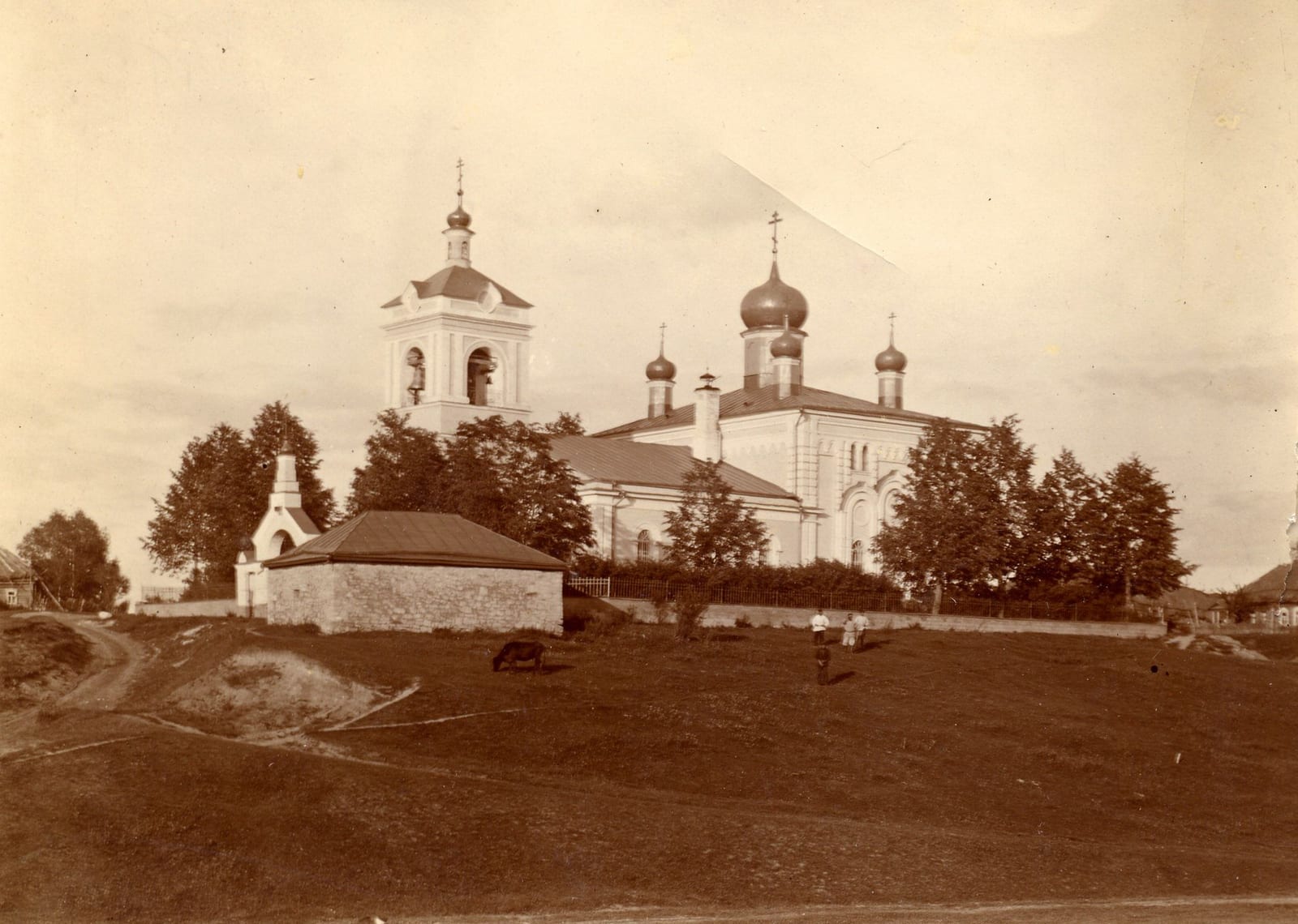 Церковь Николая Чудотворца в Кувекино, построенная в 1873–1880 годах. Фото В. М. Соколова из семейного архива. 1900–1908