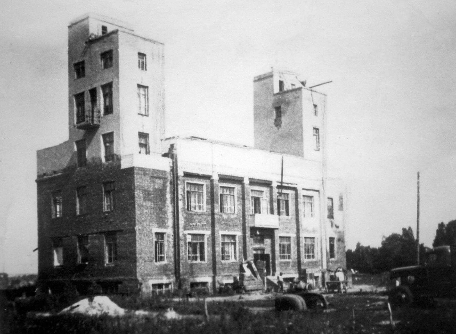 Недостроенное здание геофизической обсерватории 1938 года, будущий корпус ИЗМИРАН. Снимок из книги «Троицк вчера, сегодня, завтра». 1945–1950