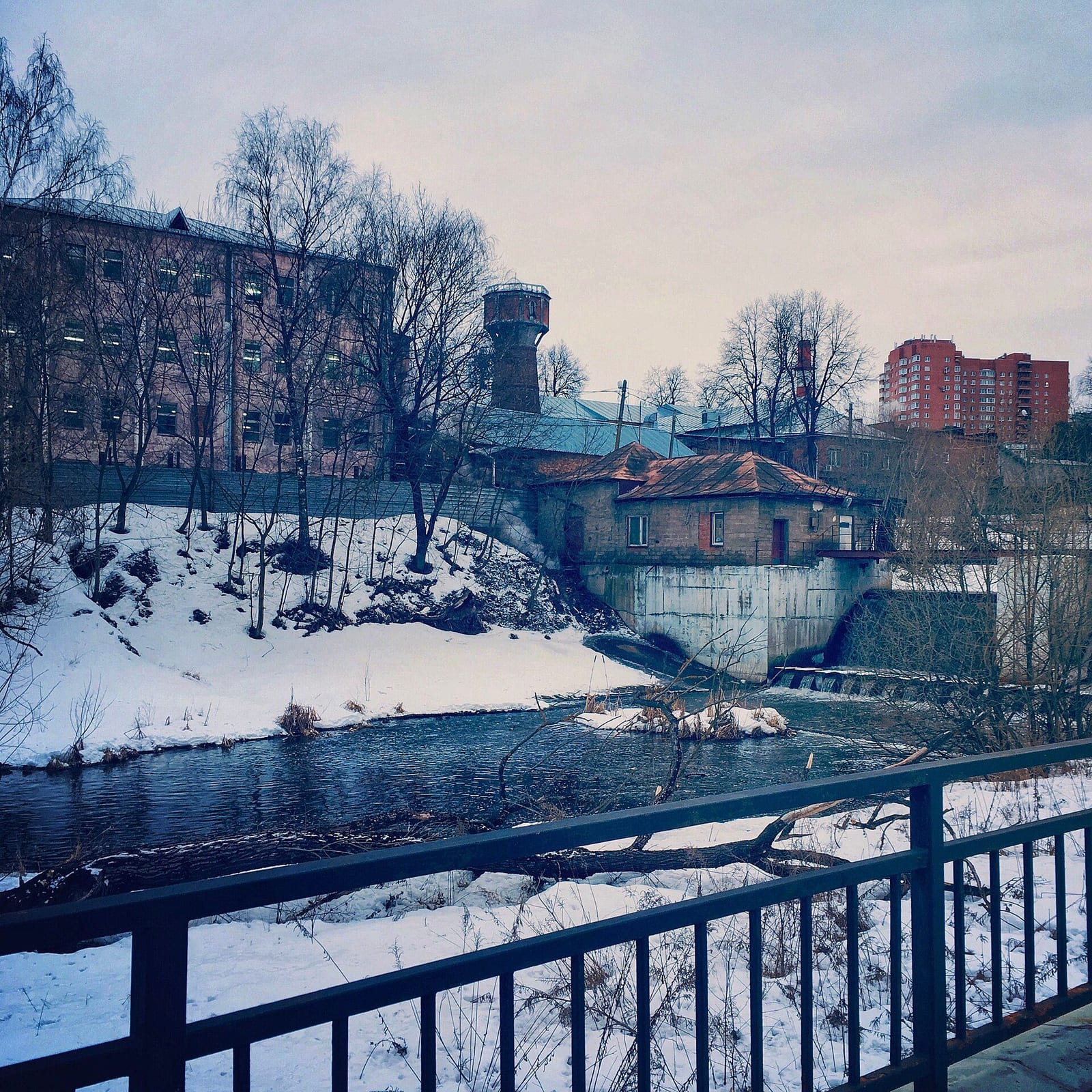 Плотина и водонапорная башня бывшей камвольной фабрики на Фабричной площади. март 2019