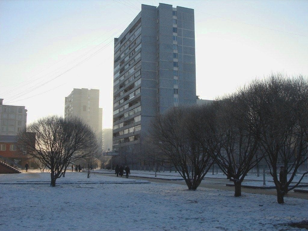 Сиреневый бульвар зимой: многоэтажные дома академического города. 2008