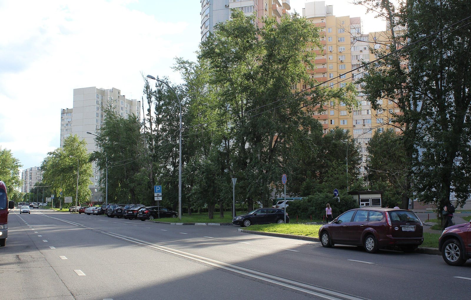 Улица Академика Анохина, вид от улицы Коштоянца. Жилые кварталы южной части Тропарёво. июнь 2015