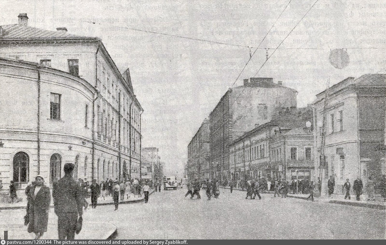 Улица Горького перед расширением, вид к площади Маяковского. Слева Глазная больница ещё на старом месте, на линии улицы. «Строительство Москвы», 1941, № 3. 1938
