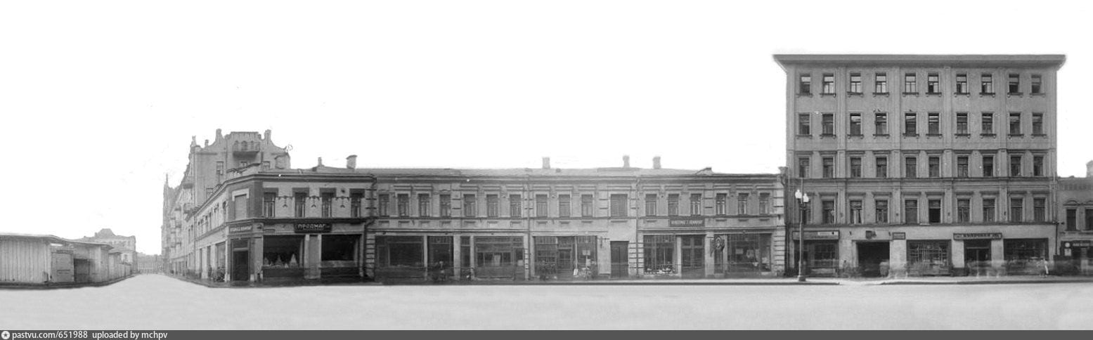 Улица Горького у Благовещенского переулка. Слева забор на месте церкви и готический дом Синицына в переулке, за переулком двухэтажный дом № 67 и пятиэтажный № 69. Госкаталог музейного фонда. 1933