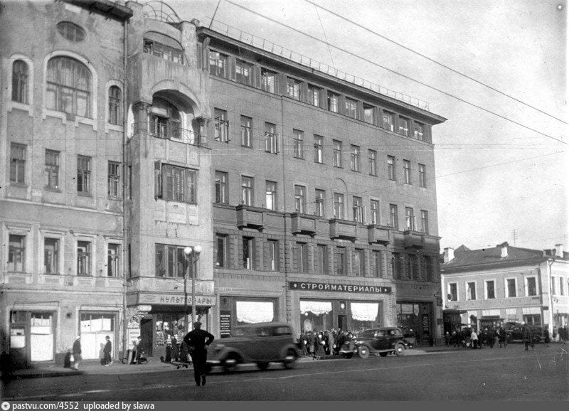 Улица Горького, нынешние дома 6 и 4. У дома № 4 уже гладкий фасад с балконами и магазин «Стройматериалы», справа низкие дома того ряда, где работал театр кукол. 1940
