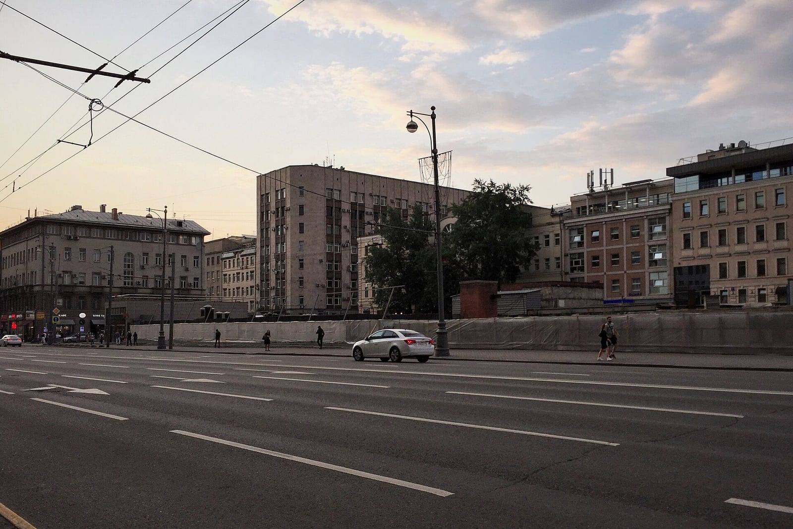 Огороженный пустырь на месте домов у Оружейного переулка, снесённых в 1971–1972 годах. 2016