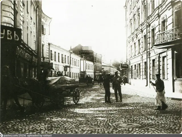 Малая Бронная от Тверского бульвара, справа владение Романова. Фото Э. В. Готье-Дюфайе