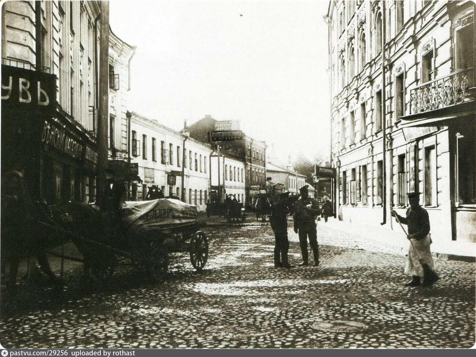 Малая Бронная от Тверского бульвара, справа владение Романова. Фото Э. В. Готье-Дюфайе, 1914