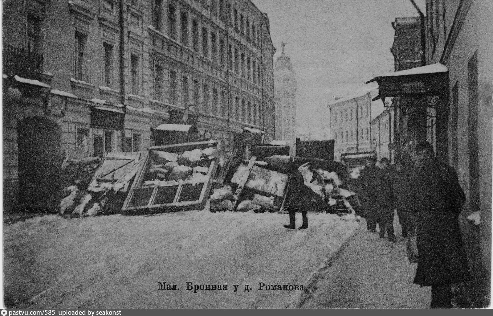 Баррикада из оконных рам на Малой Бронной у дома Романова. Открытка. декабрь 1905
