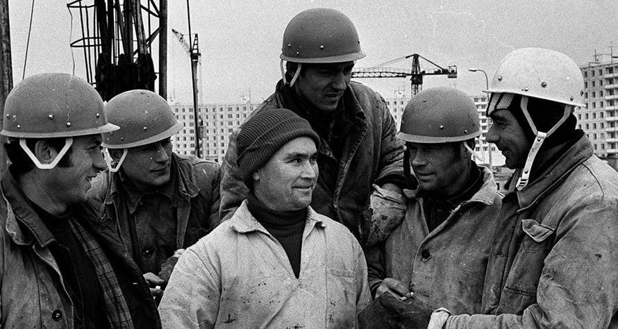 Монтажники домостроительного комбината № 1 на стройке жилого дома во Владычино, нынешний район Вешняки. 2 ноября 1970
