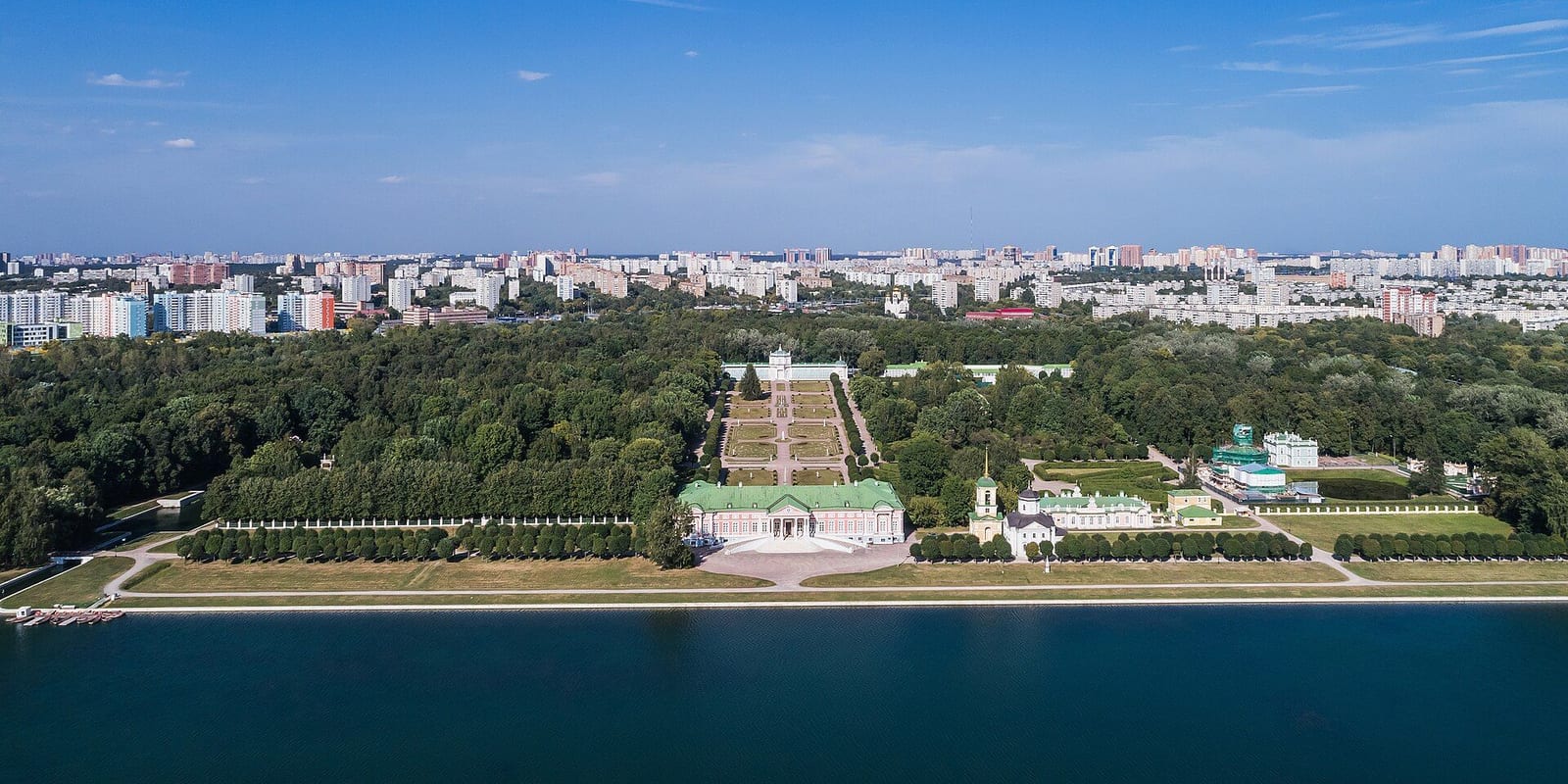 Кусково с высоты: Большой пруд, дворец, церковь и регулярный парк, за ними жилые кварталы Вешняков. август 2018