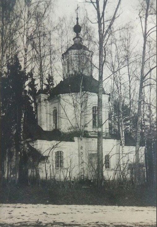 Каменная церковь Николая Чудотворца у усадьбы Изварино, утраченная в 1930-е годы. Автор неизвестен. около 1900