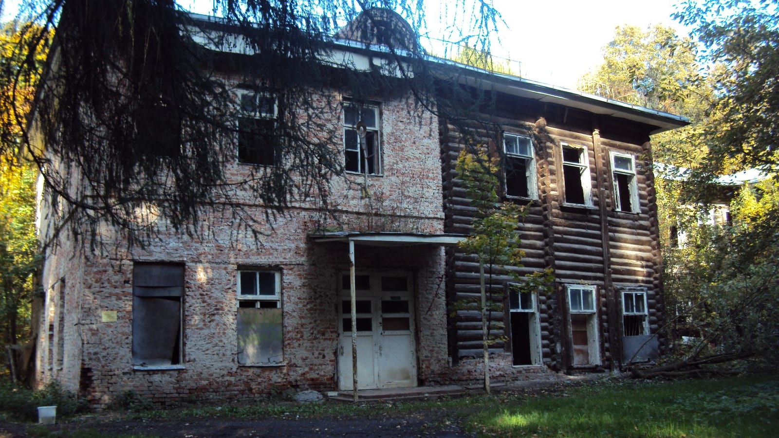 Главный дом усадьбы Измалково до начала восстановительных работ. сентябрь 2015
