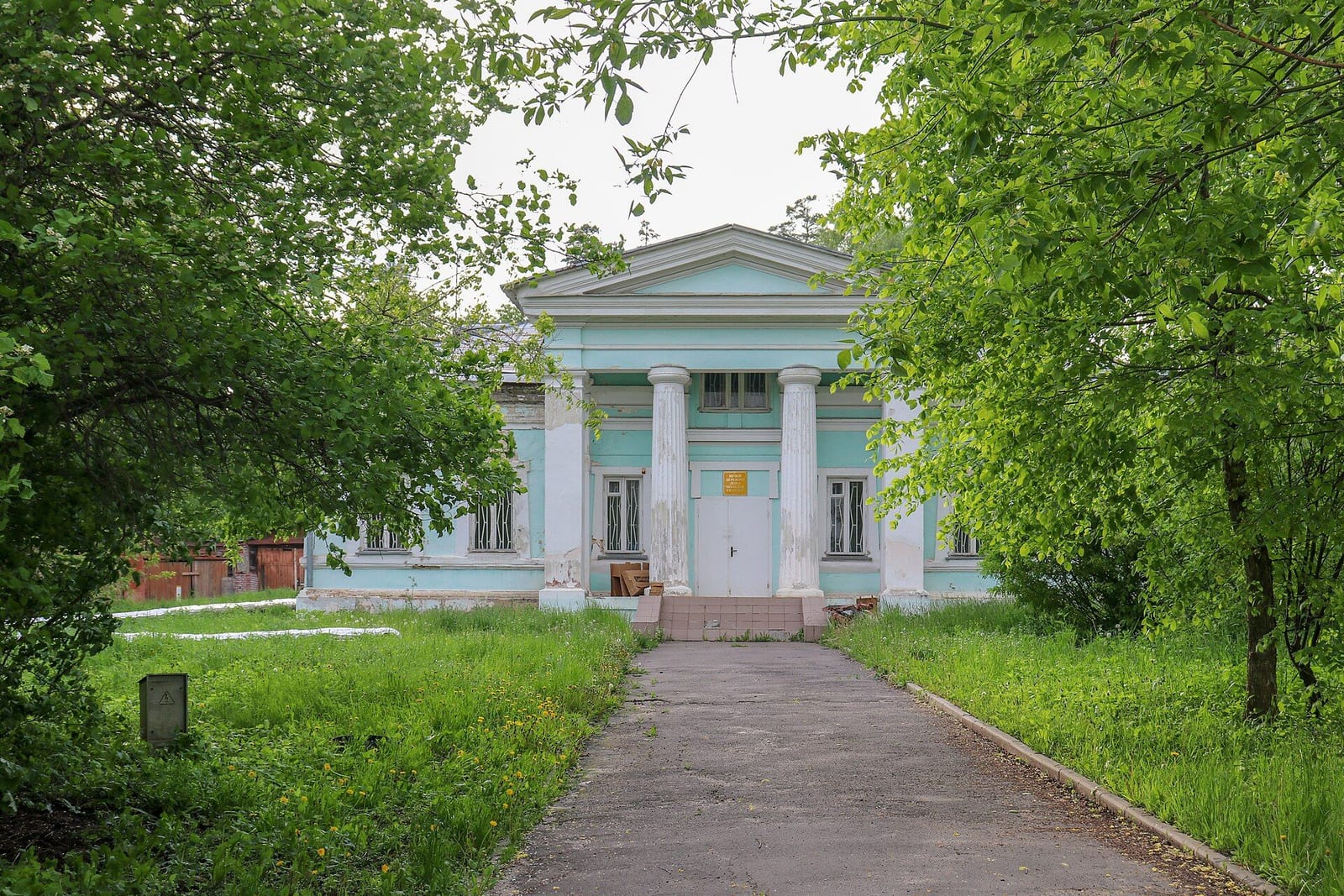 Корпус с портиком в усадьбе Изварино. На снимке 1926 года здание с таким портиком подписано как флигель. май 2020