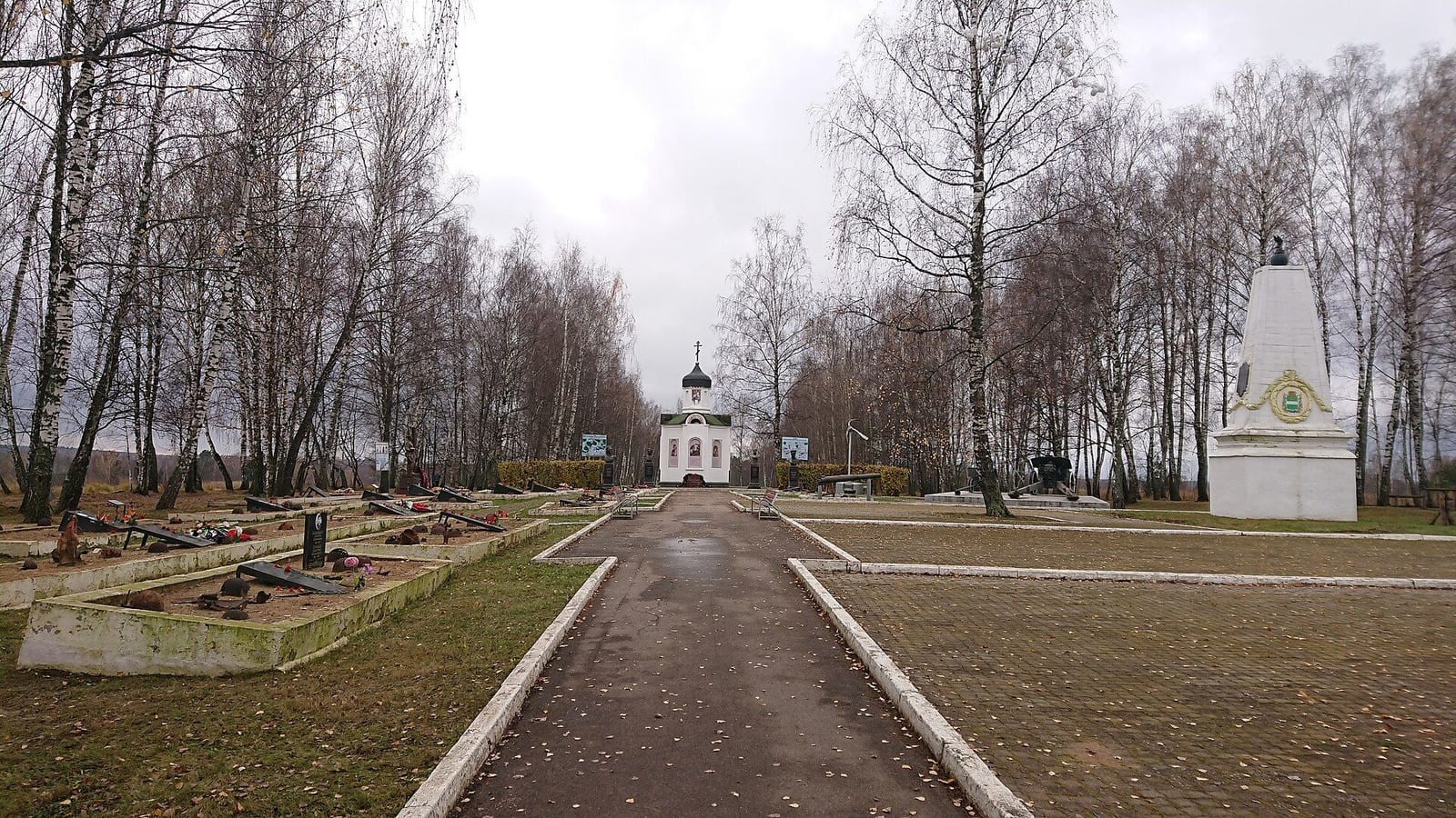 Воинские захоронения, часовня и обелиск на высоте Длинной у деревни Кузовлево. ноябрь 2020