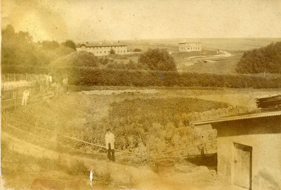 Усадьба Бескудниково у Дмитровской дороги. Фото А. Н. Груздеева из семейного архива С. Г. Величко. По подписи на pastvu, корпуса усадьбы арендовали под механический завод. Сейчас это земля соседнего Бескудниковского района. 1895