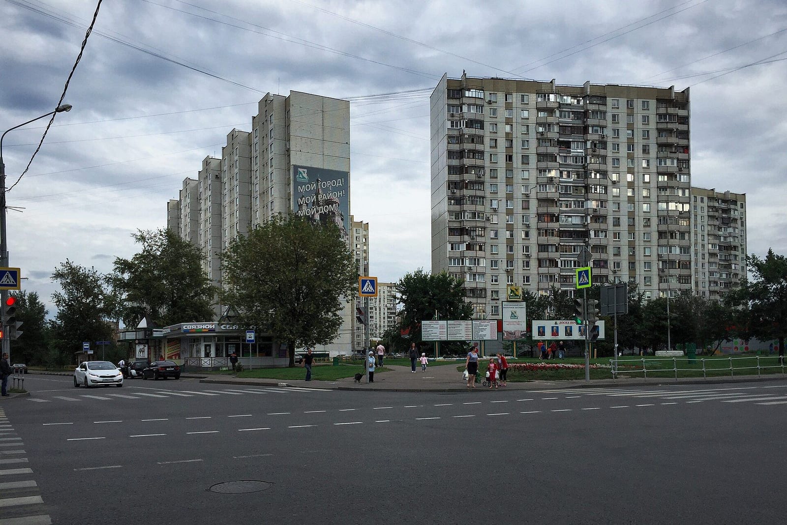 Перекрёсток Дубнинской улицы и улицы 800-летия Москвы, на заднем плане дома 24 и 26 по улице 800-летия Москвы. август 2016